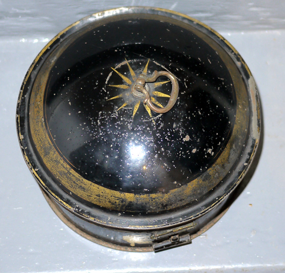 Toleware japanned metal spice box, 19th century